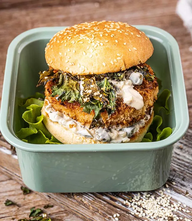 Burger rybny z jarmużem i sosem jogurtowym