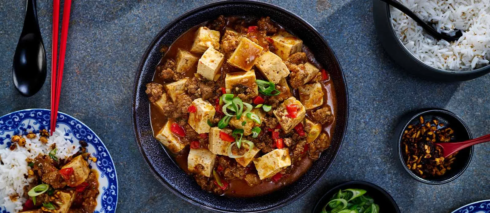 Mapo tofu z pikantną wołowiną i chrupiącą posypką chili
