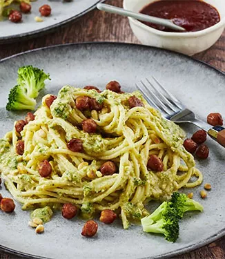 Spaghetti z brokułowym pesto i ciecierzycą w miodowej glazurze