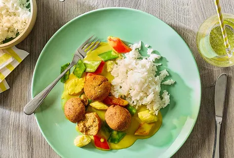 Chrupiące kulki z soczewicy z sosem curry