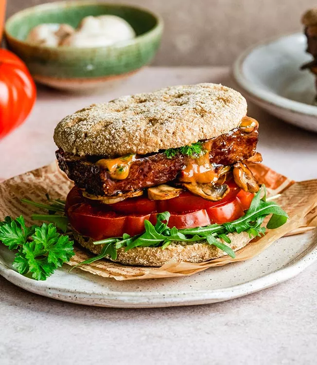 Burger z tofu i pieczarkami