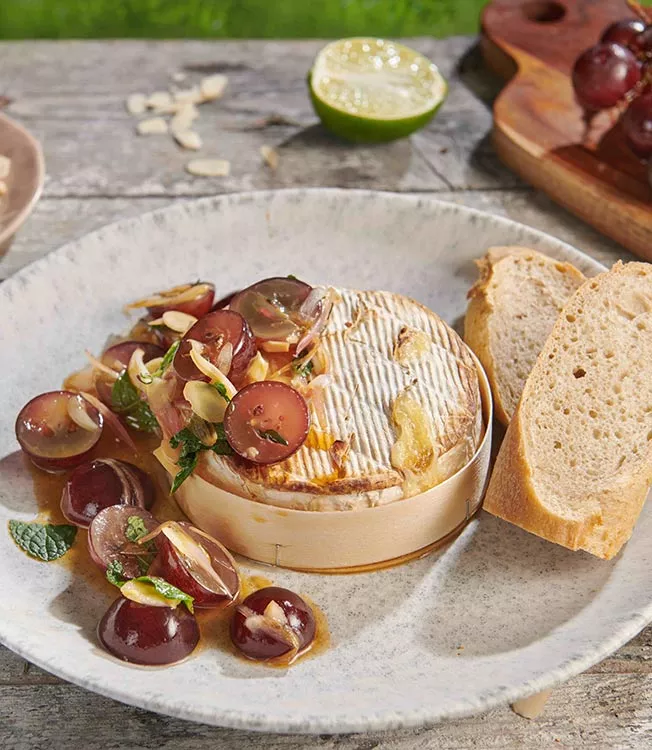 Grillowany Camembert z salsą z winogron
