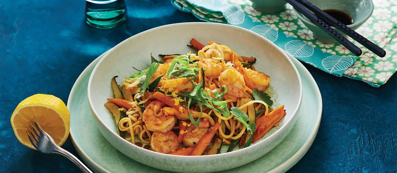 Makaron stir-fry z krewetkami i warzywami