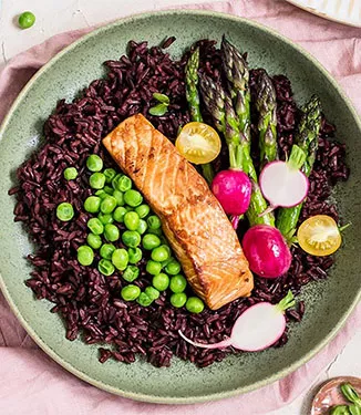 Poke bowl z cytrusowym czarnym ryżem i łososiem