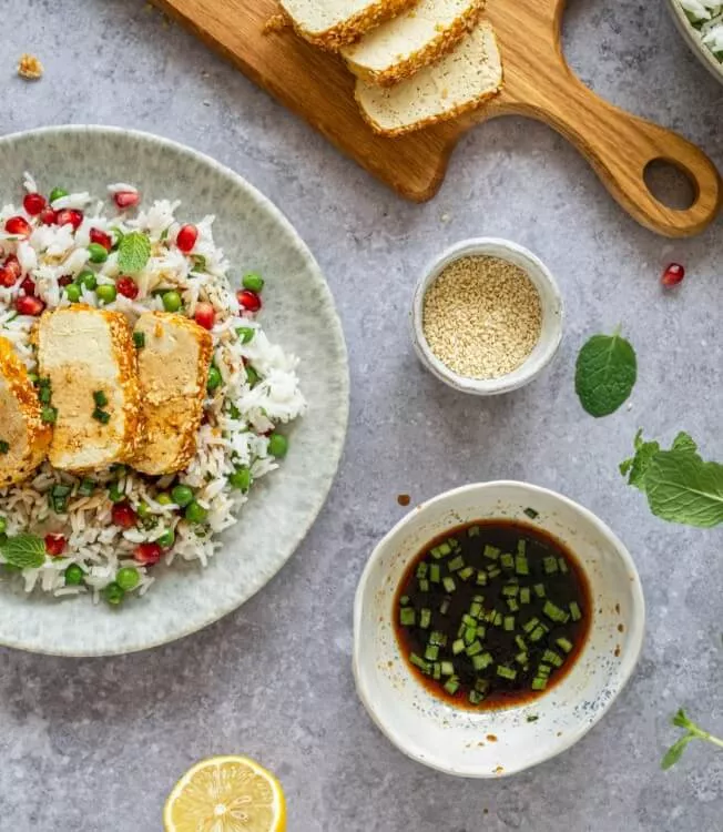 Tofu katsu z sezamem na ryżu z zielonym groszkiem