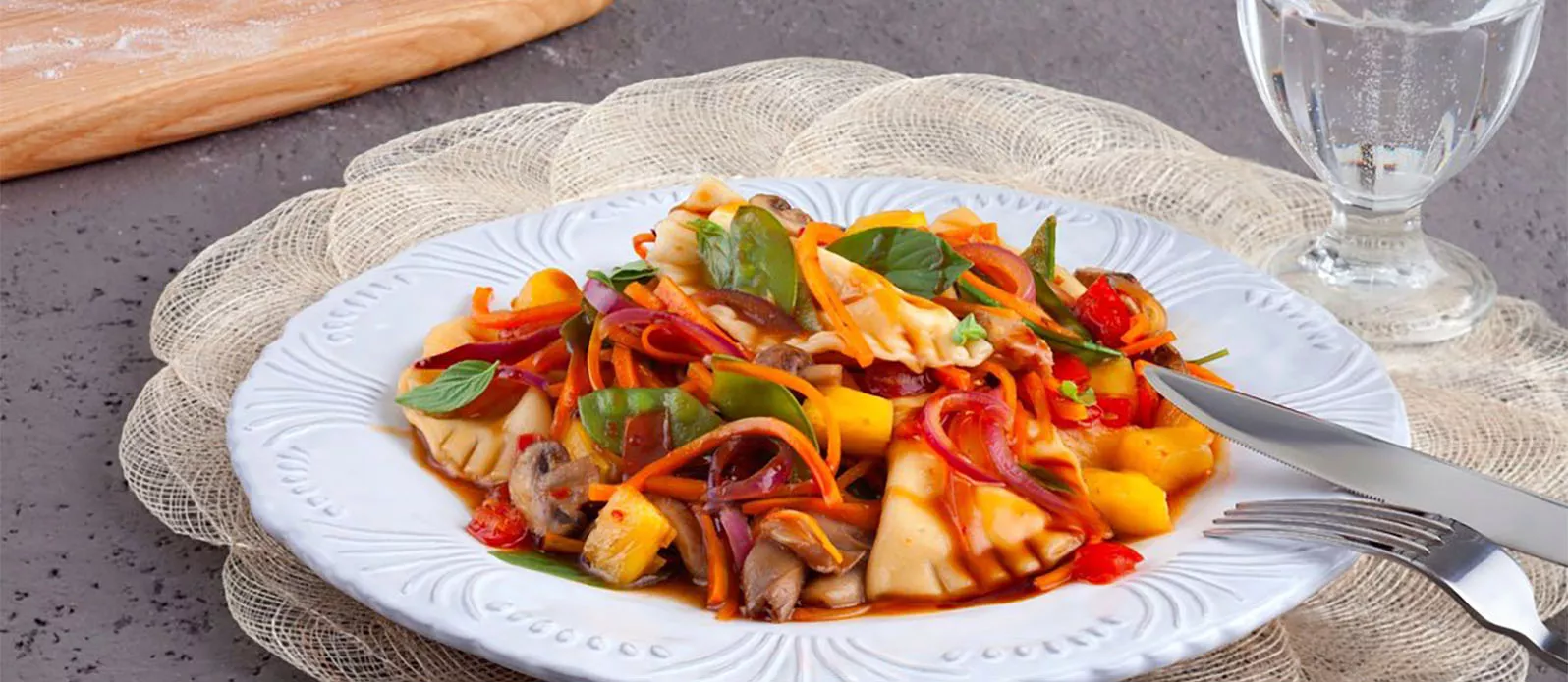 Pierożki wasabi z kolorowymi warzywami z woka