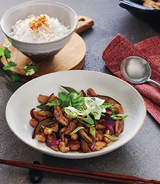 Stir-fry z kurczakiem, bakłażanem i orzechami nerkowca