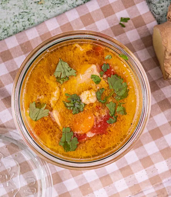 Zupa w stylu azjatyckim z kurczakiem, marchewką i jajkiem
