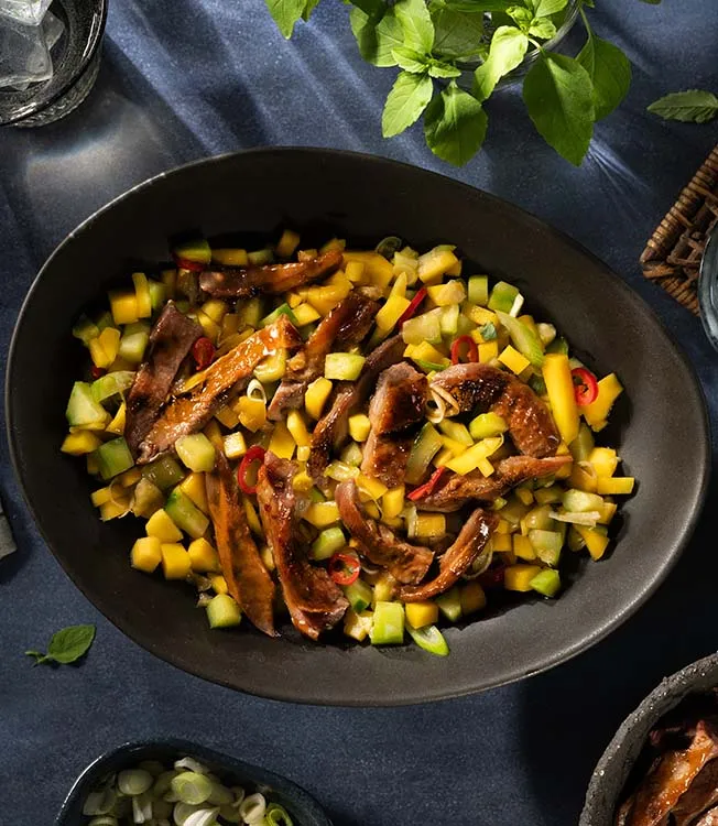 Sałatka z kaczką teriyaki i tajską bazylią