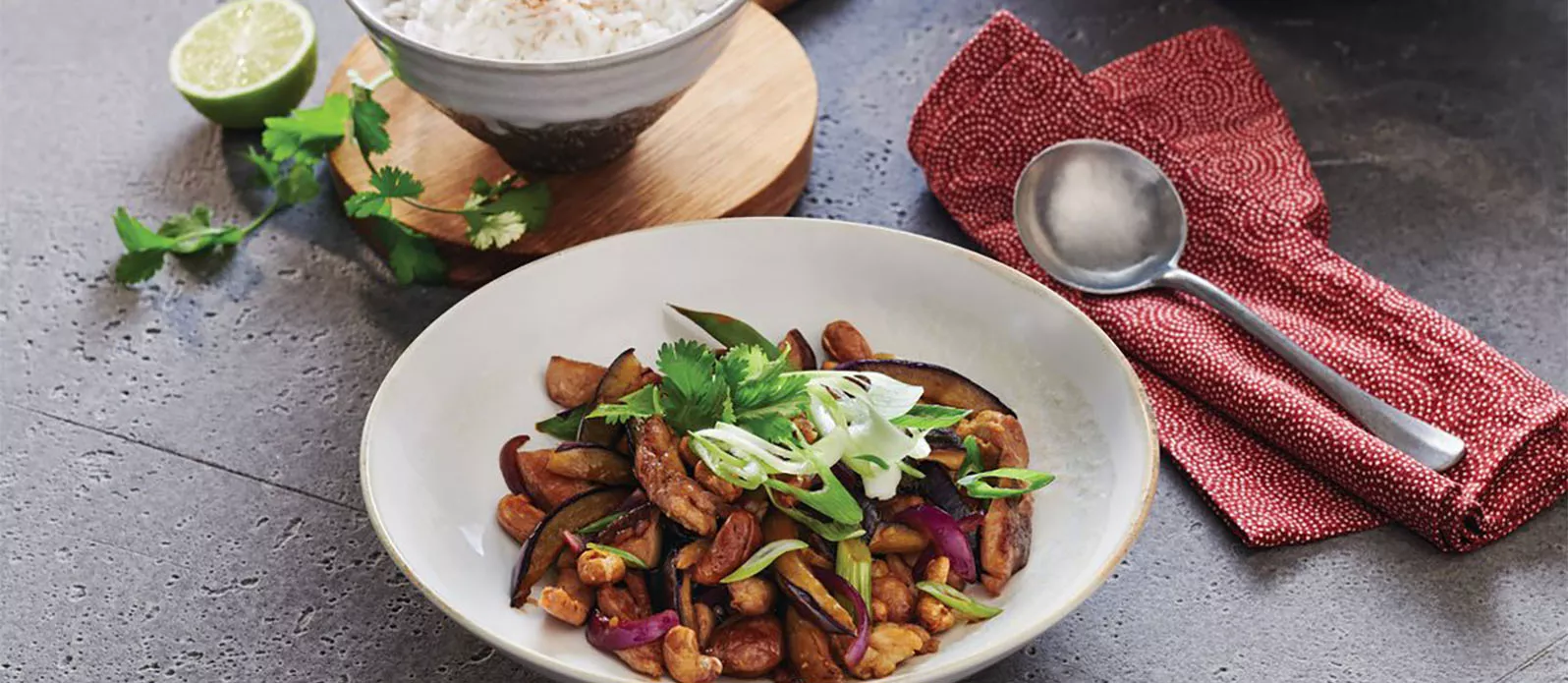 Stir-fry z kurczakiem, bakłażanem i orzechami nerkowca