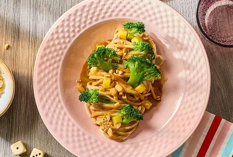 Udon z orzeszkami ziemnymi, brokułami i mango