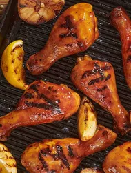 Kurczak marynowany w whisky z sosem teriyaki BBQ, czosnkiem i musztardą