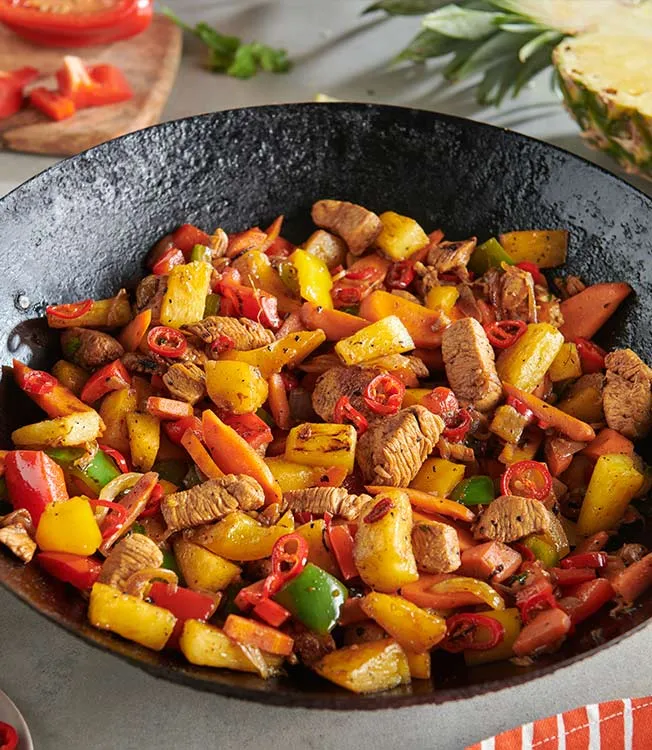 Kurczak stir-fry z papryką, ananasem i chili