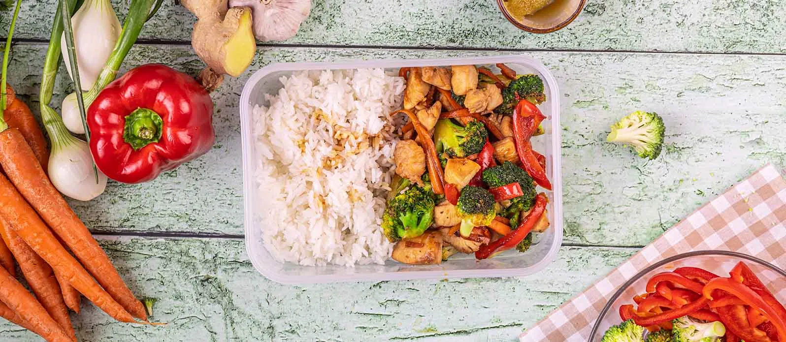 Kurczak w sosie miodowo-sojowym z warzywami stir-fry i ryżem