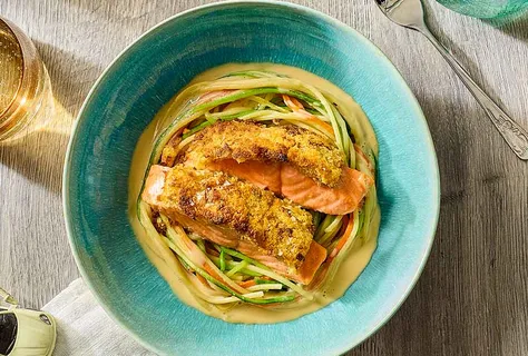 Chrupiący łosoś w gniazdkach z warzywnego spaghetti