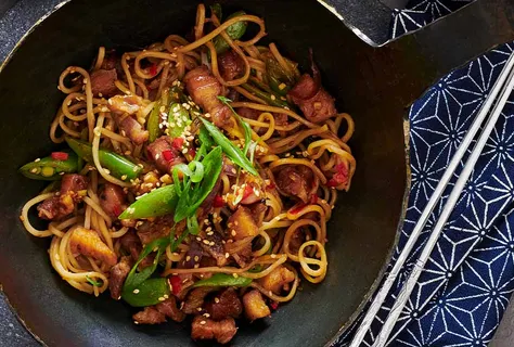 Stir-fry z boczkiem i makaronem ramen