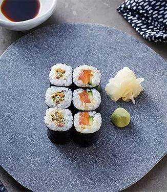 Sushi maki z sardynkami i bazylią oraz poke z łososiem
