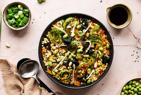 Sałatka z kuskusem, edamame i wakame