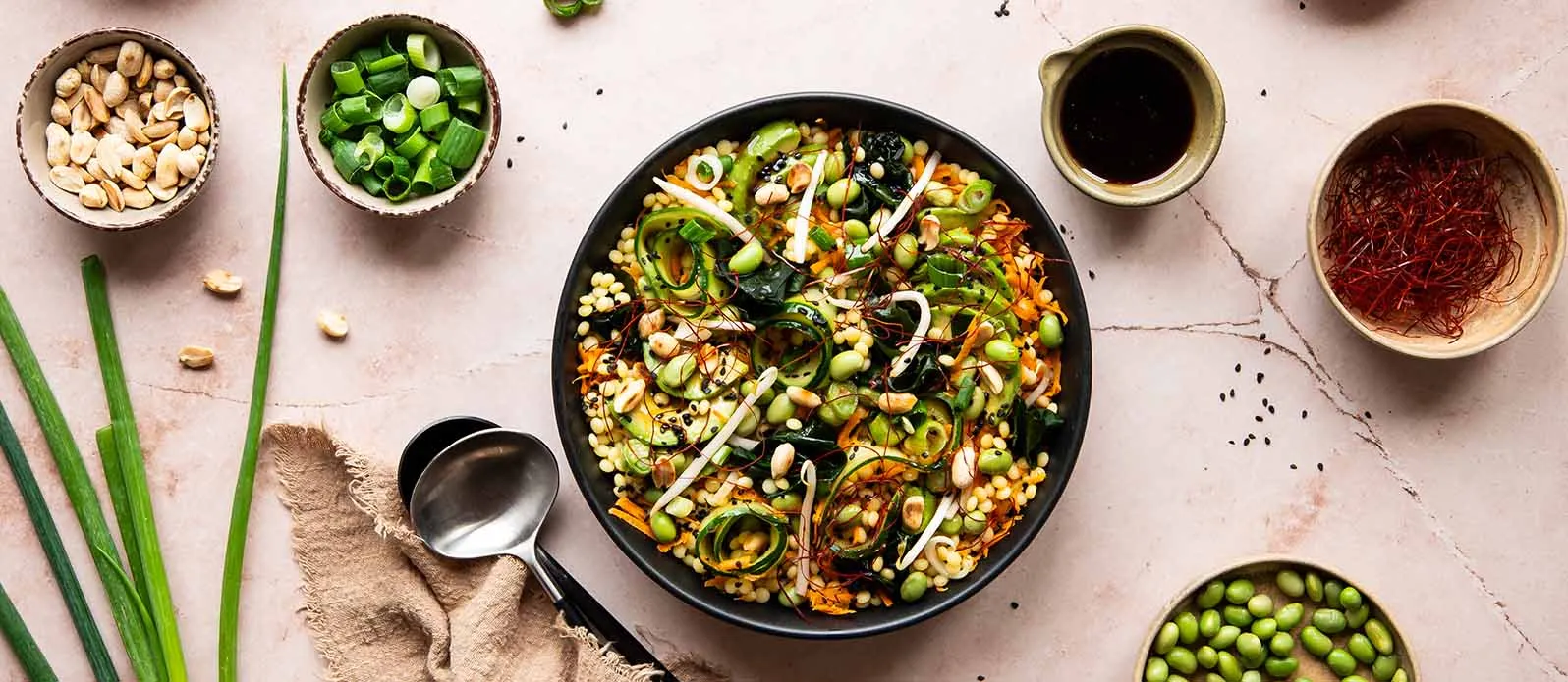 Sałatka z kuskusem, edamame i wakame