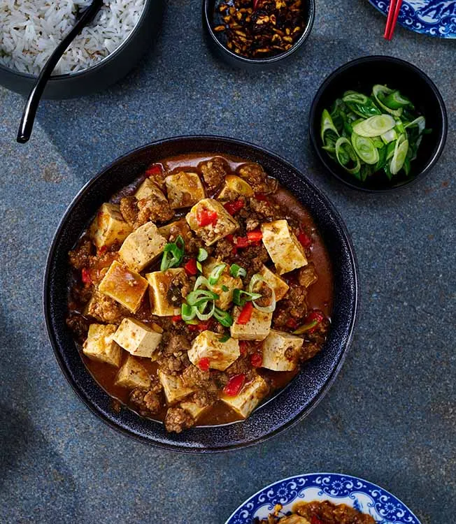 Mapo tofu z pikantną wołowiną i chrupiącą posypką chili
