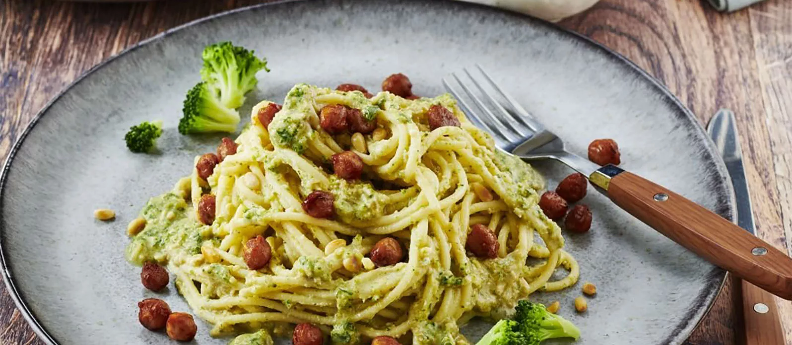 Spaghetti z brokułowym pesto i ciecierzycą w miodowej glazurze