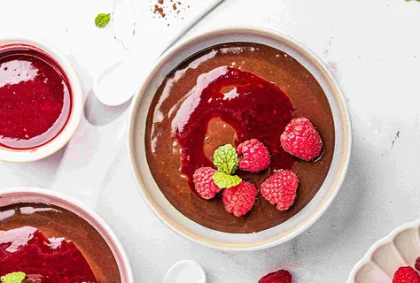 Czekoladowy pudding ryżowy z musem malinowym