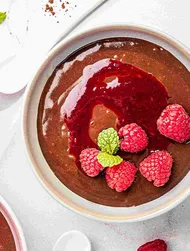 Czekoladowy pudding ryżowy z musem malinowym