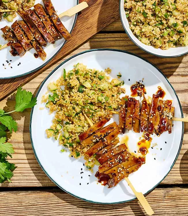 Seitan marynowany w sosie sojowym z sezamem i kuminem