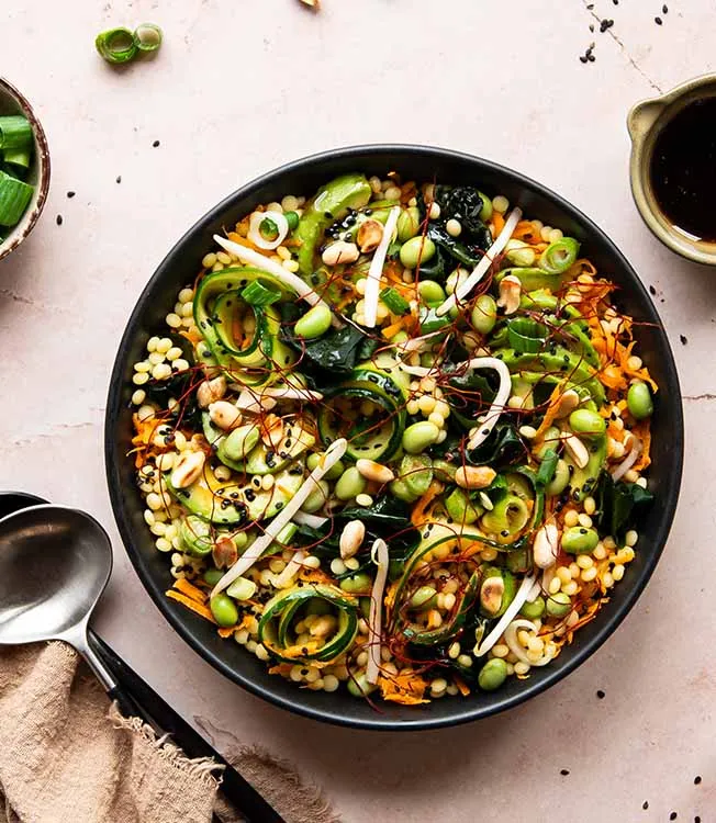 Sałatka z kuskusem, edamame i wakame