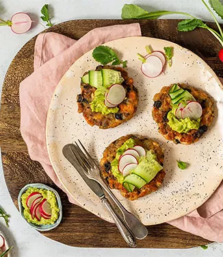 Kotleciki z łososia podane z guacamole, rzodkiewką i ogórkiem