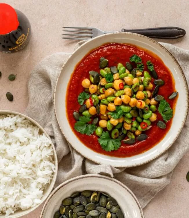 Ciecierzyca i edamame w paprykowym sosie