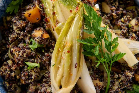 Komosa ryżowa w stylu orientalnym z dipem tahini