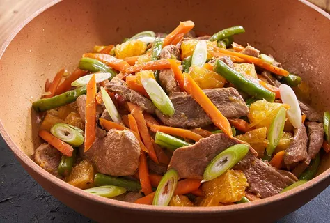 Kaczka stir-fry z pomarańczami i imbirem