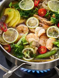 Wietnamski lẩu cá chua – gorący kociołek z rybą