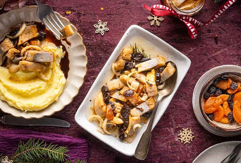 Śledzie w marynacie sojowo-cebulowej z suszonymi owocami