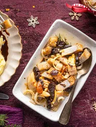 Śledzie w marynacie sojowo-cebulowej z suszonymi owocami