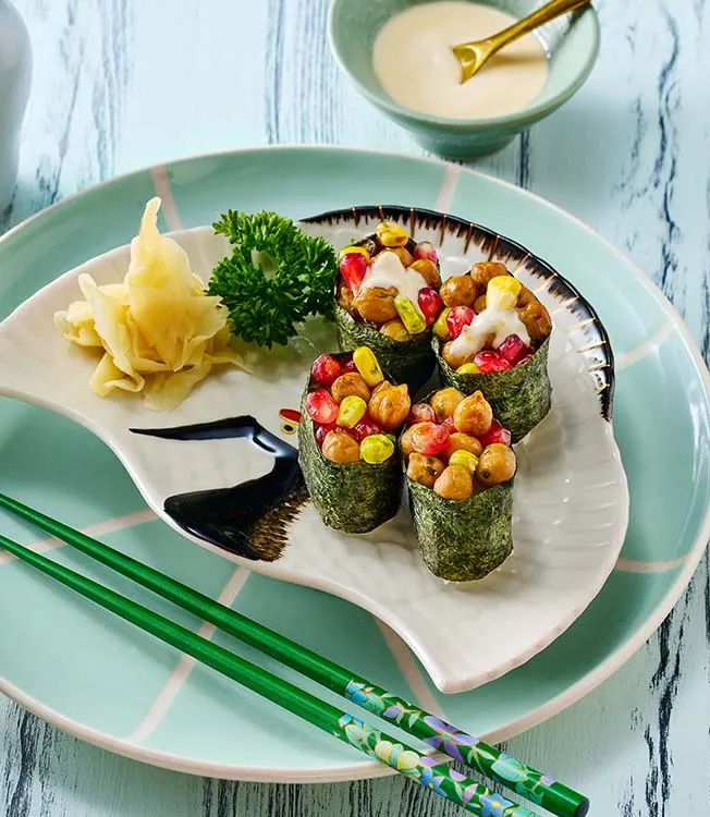 Wegańskie sushi gunkan z ciecierzycy