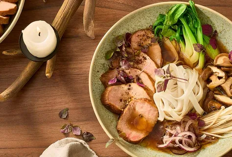 Zupa z dziczyzną teriyaki i makaronem