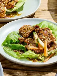 Wieprzowe bulgogi w sałacie