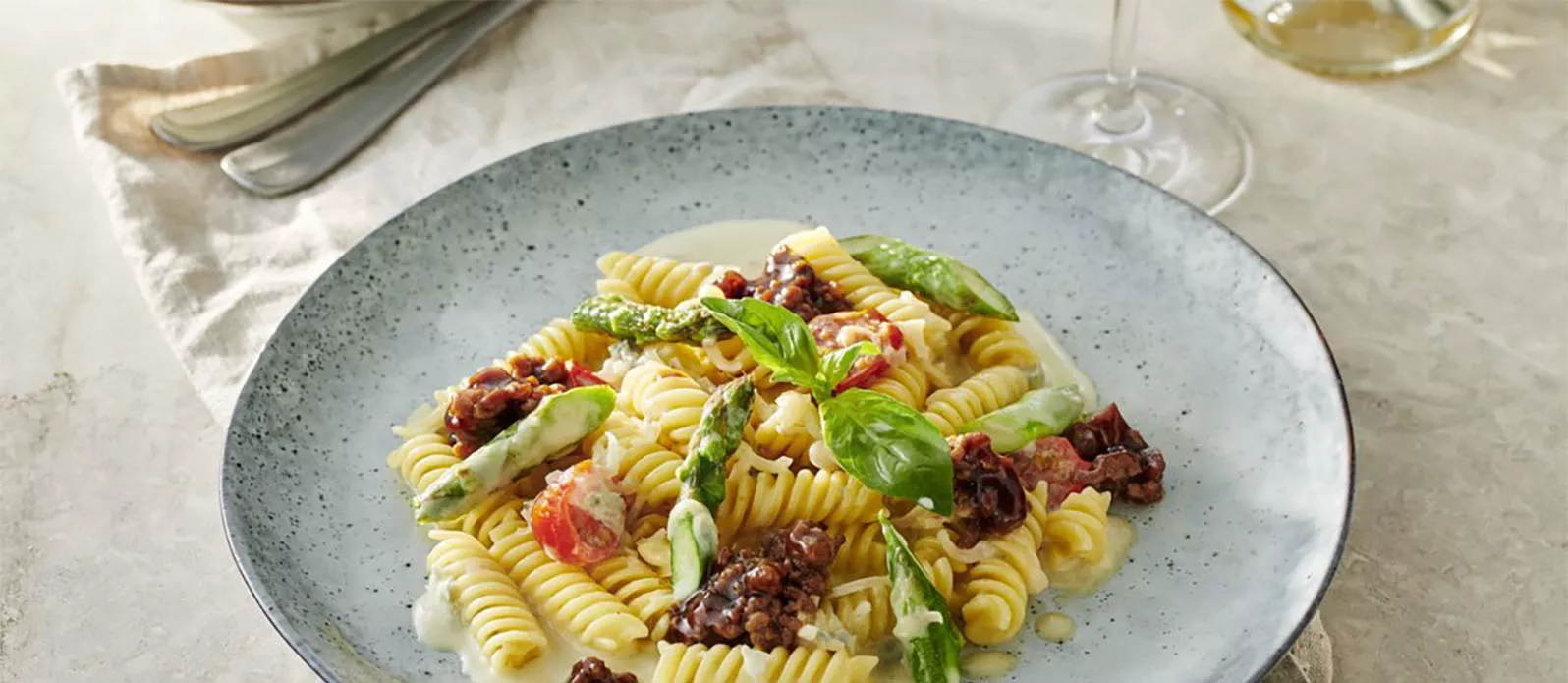usilli z sosem serowym i bolognese z sosem sojowym