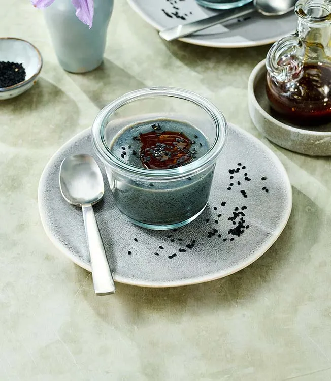 Wegańska panna cotta z czarną tahini