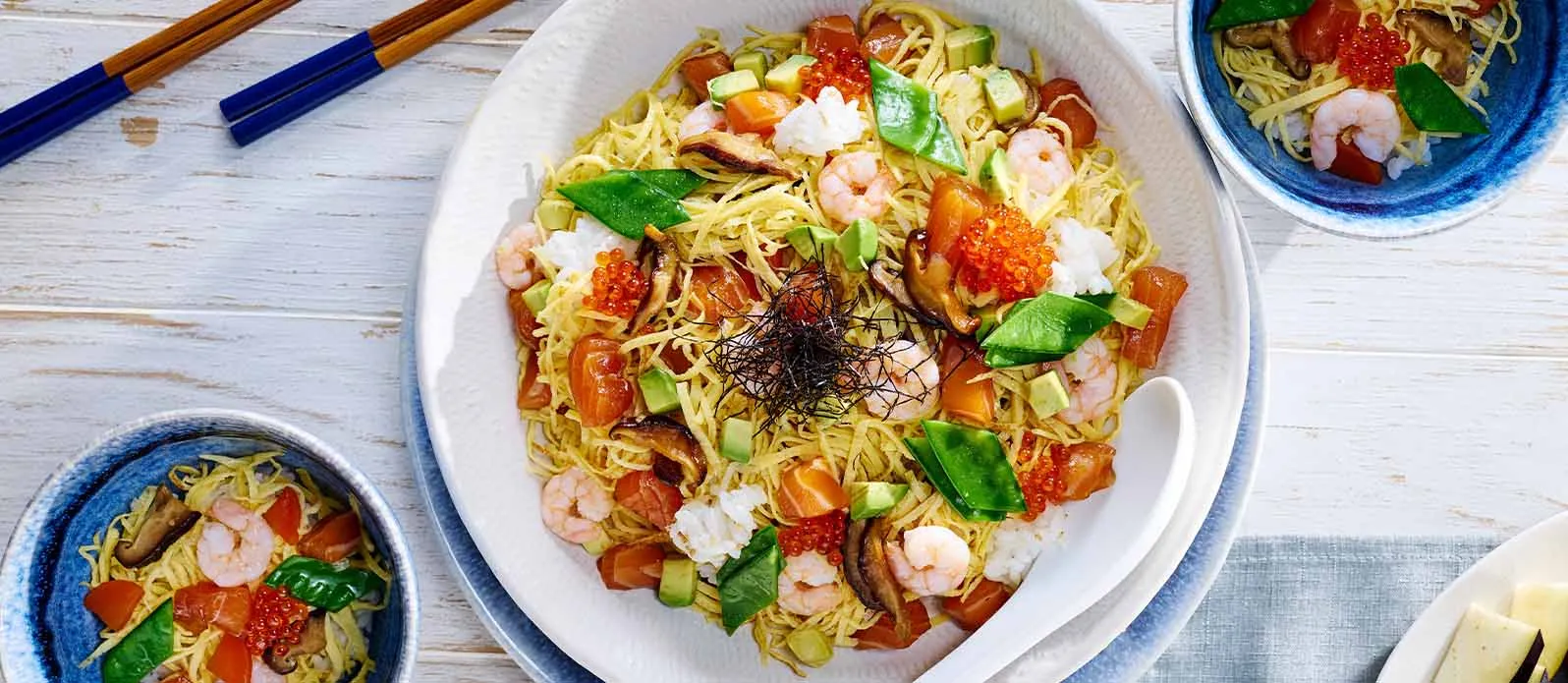 Chirashi sushi z łososiem i ryżem