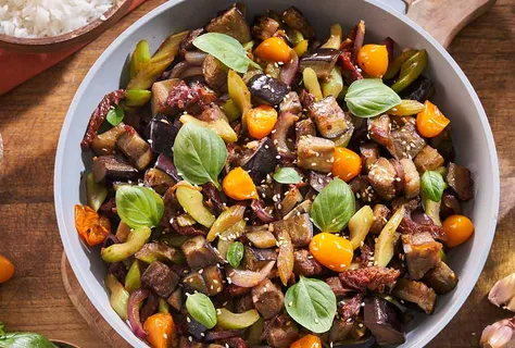 Bakłażan stir-fry z suszonymi pomidorami