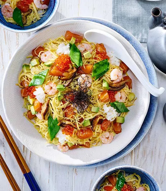 Chirashi sushi z łososiem i ryżem