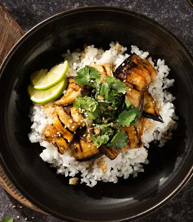 Glazurowany bakłażan z salsą limonkową