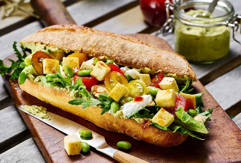 Kanapka z burratą, pomidorkami i pesto z tofu