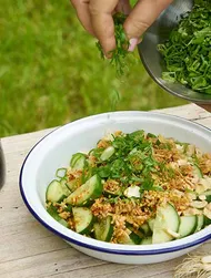 Sałatka ogórkowa z orzechami, chili i sosem sojowym