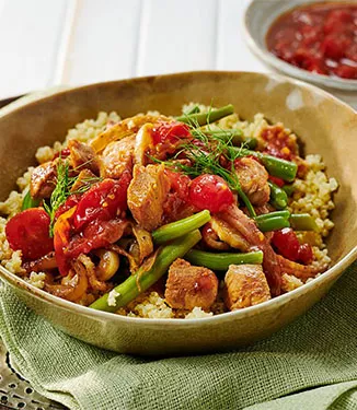 Bowl z kurczakiem i kaszą jaglaną oraz warzywami kimchi