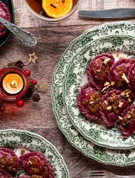 Buraczane pierogi z ziemniakami i suszoną śliwką