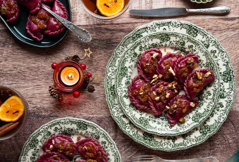 Buraczane pierogi z ziemniakami i suszoną śliwką